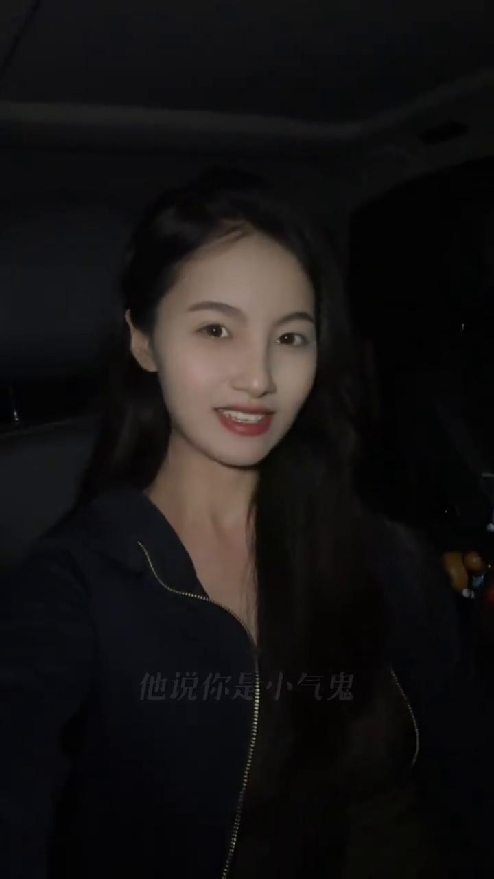 男人在女人眼里就是个鬼，不信你听。
·你抽烟他说你是烟鬼；
·你喝酒他说你是酒鬼