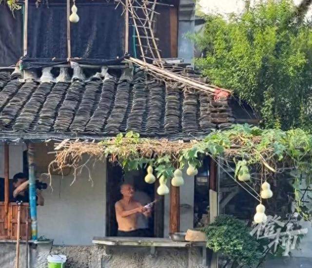 6块钱葫芦爆红全网，75岁爷爷一剪刀剪醒千万游客
