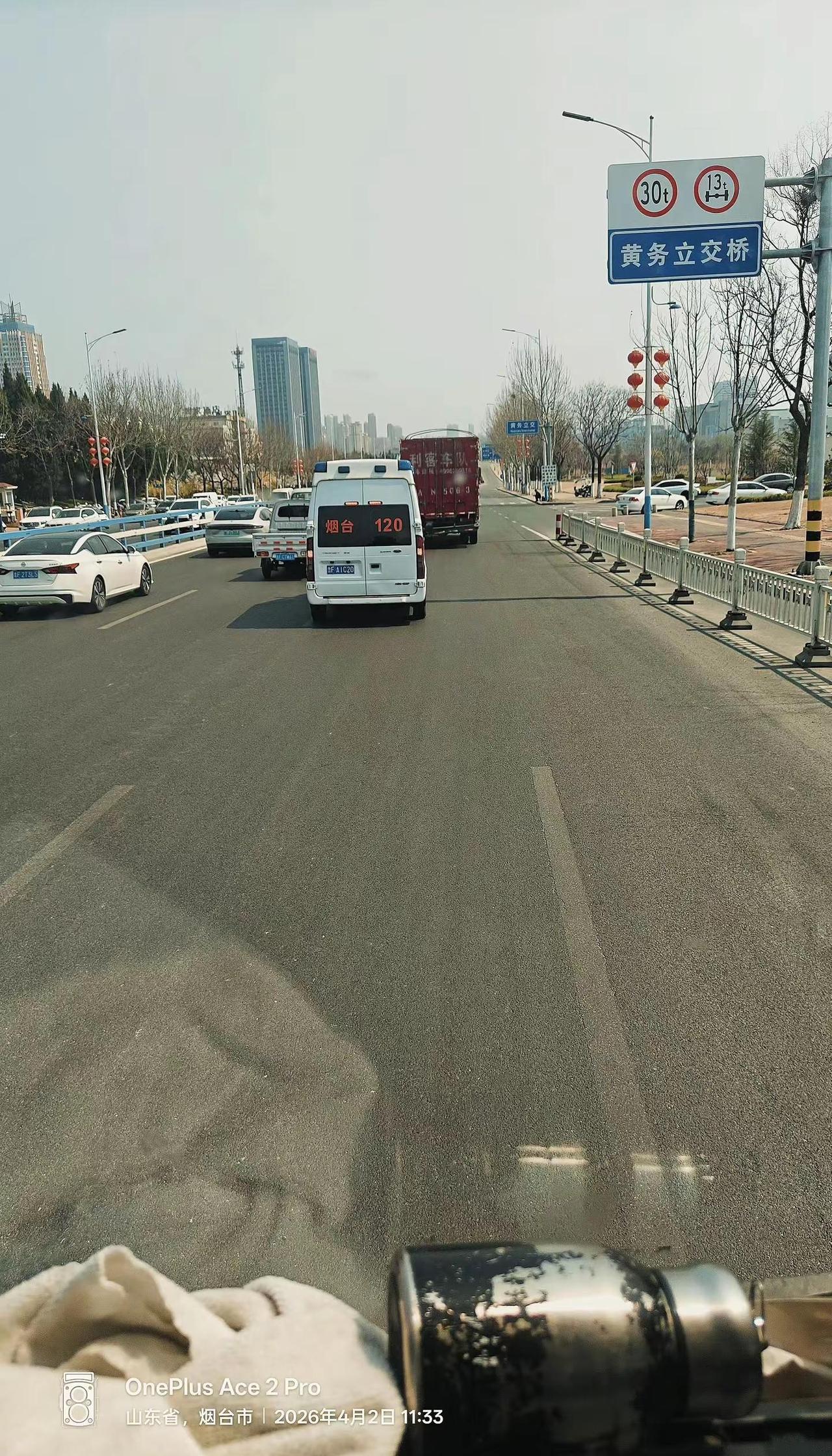 后方救护车鸣笛闪灯，人命关天。身为安锦供应链人，安行万里，更护生命万里；锦达八方