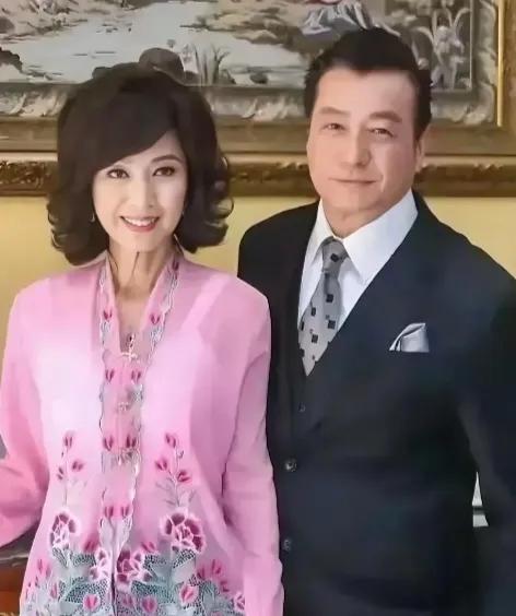我敢说，能认出这两位的一定在65岁以上。
左边这位演技超棒，气质超凡，当年可是香