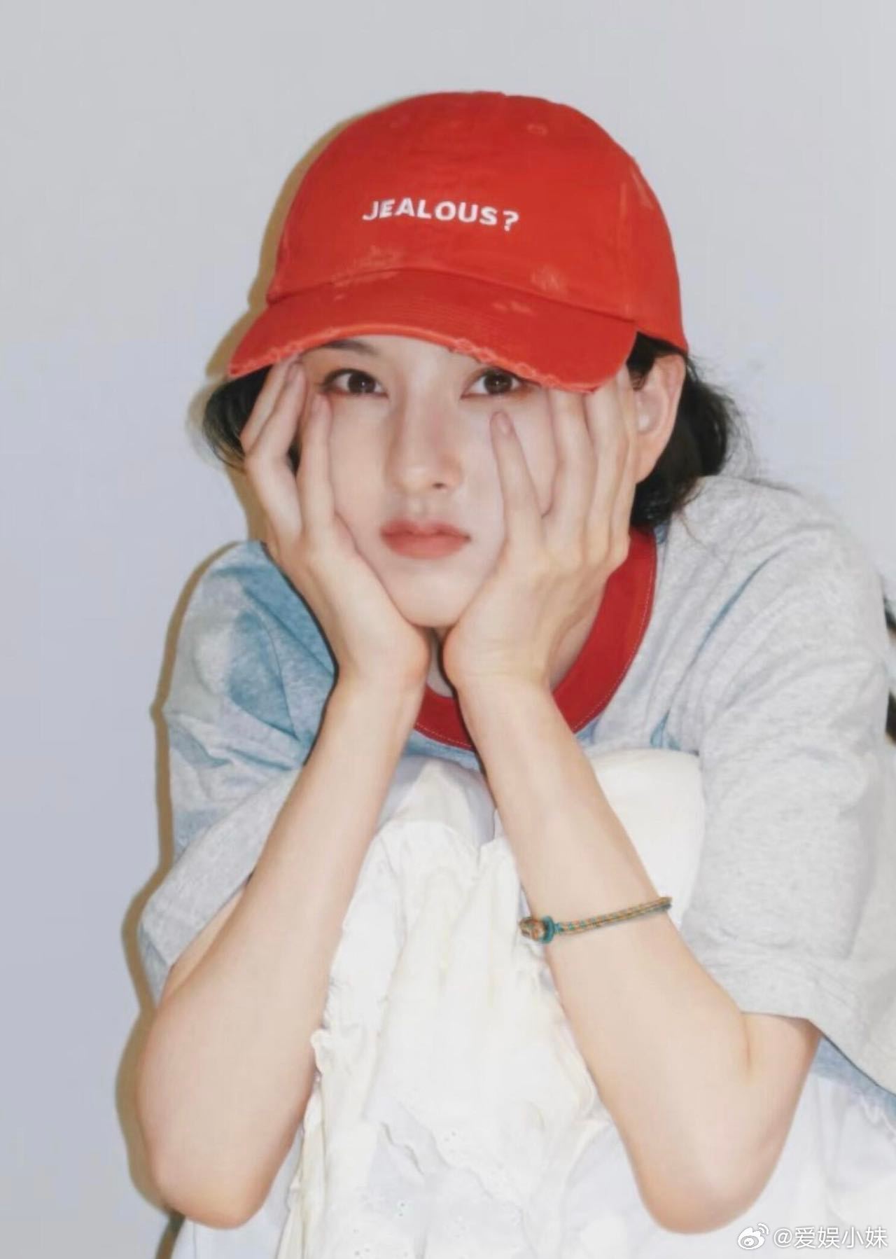 宋祖儿帽子比脸大了一圈 每次看到宋祖儿戴帽子都在感慨这张脸真的太小了。 