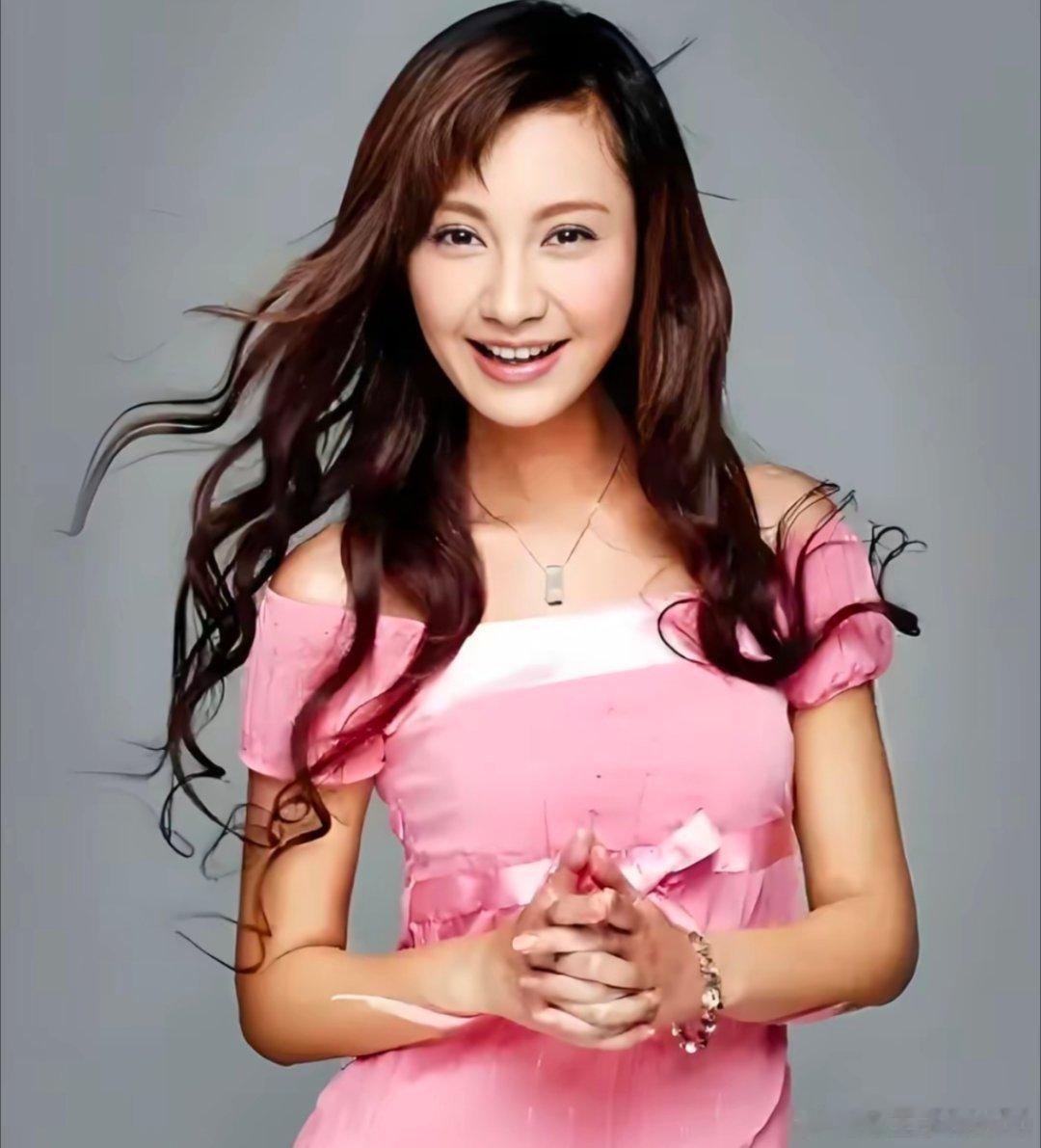 演员杨雪自曝结婚原因杨雪坦言因丈夫倾尽积蓄帮自家解难，被这份真诚与担当打动，看淡