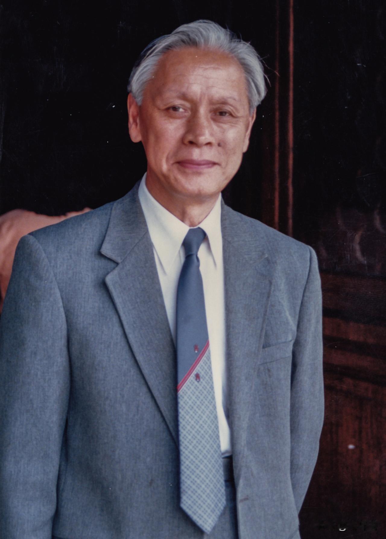 1959年，他趁着妻子出差，偷偷把一管液体灌入刚满一岁的儿子嘴里。看着儿子天真的