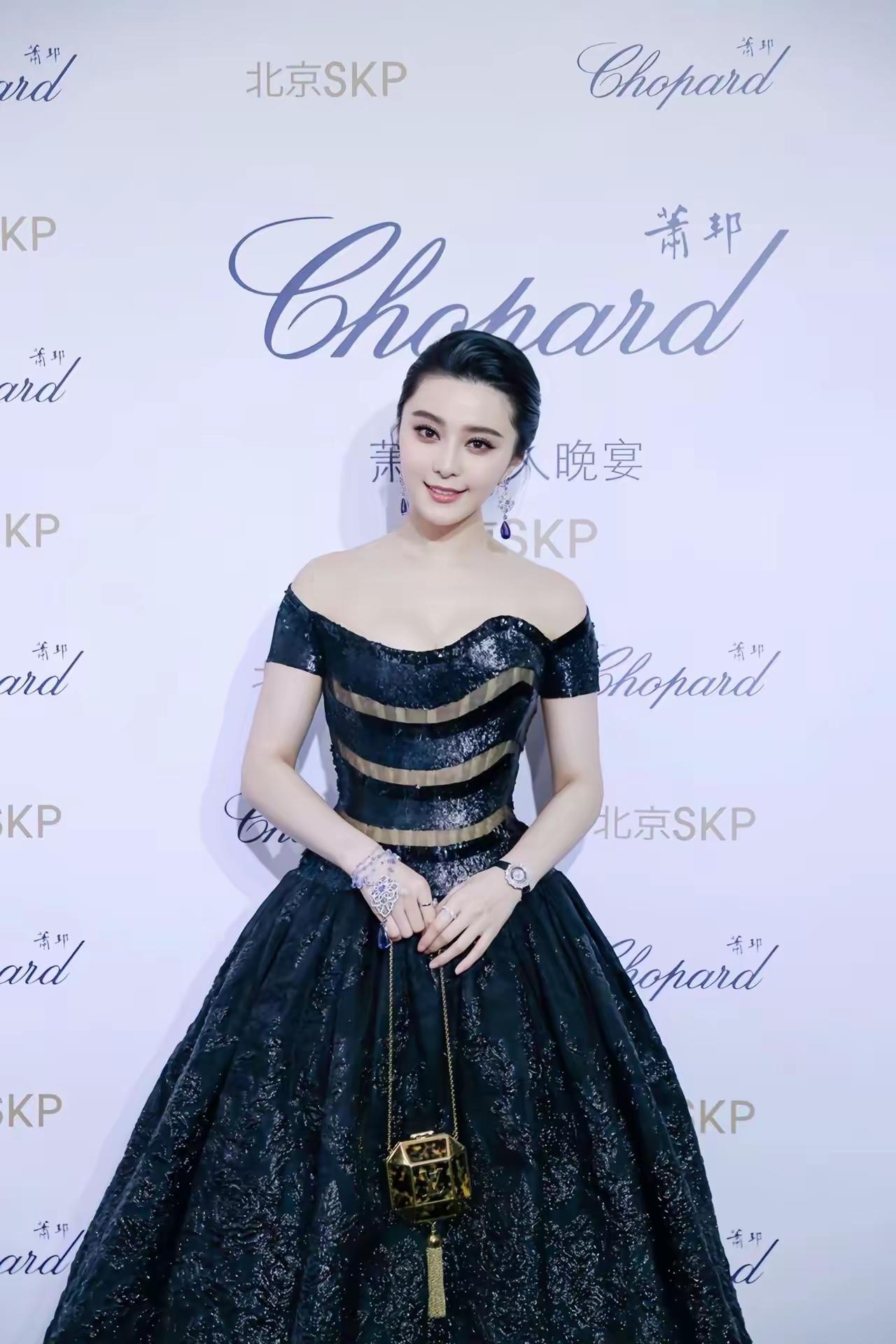 当时的一个小丫鬟，能够晋升为女王级别，付出了多少，无人能知！
哪有无缘无故的成功