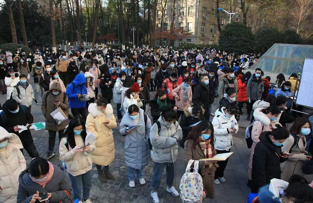 最近一个学生家长问我说，孩子在一本线，到底该报什么专业？我发现好像非常多的家长都