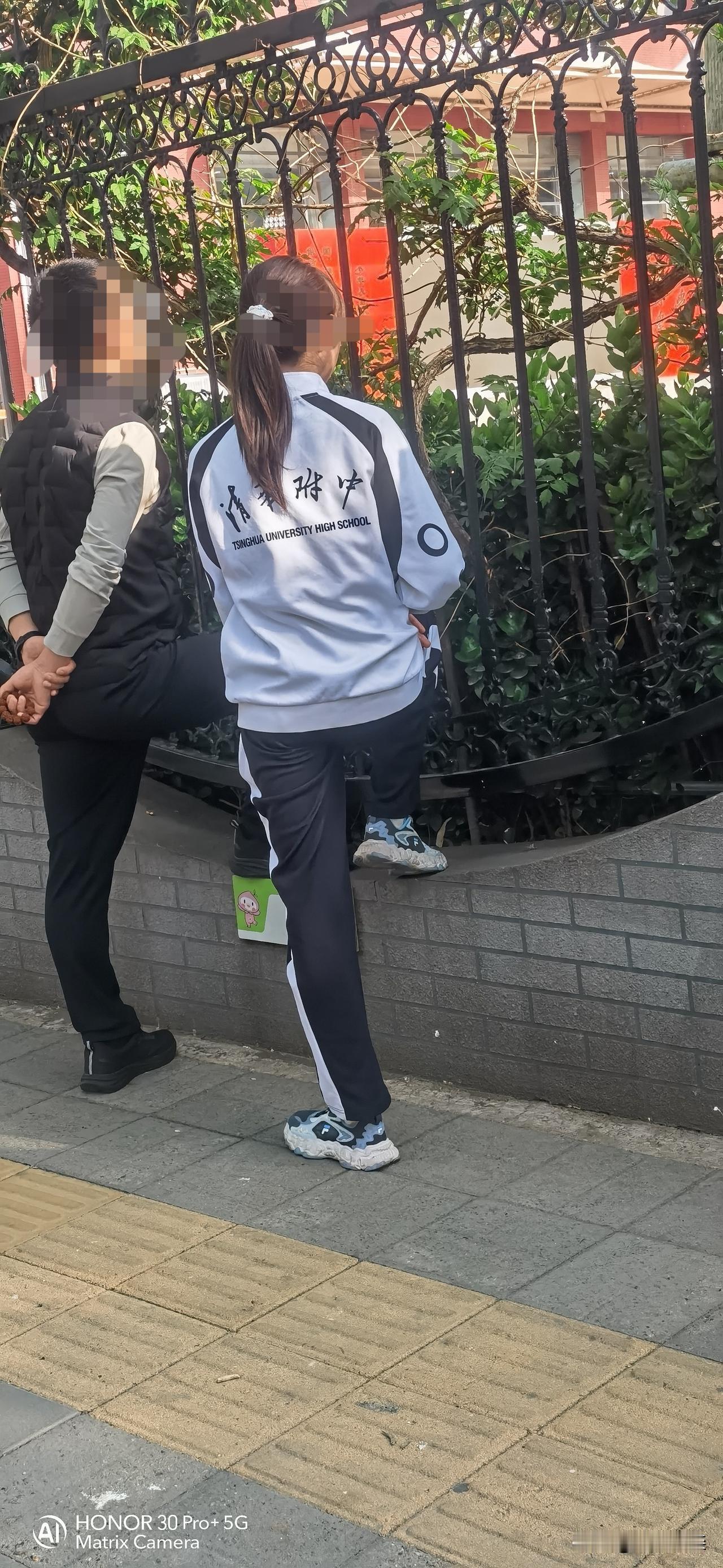 校服上不带某某校区，这才是正经八百的清华附中生。
   下午放学接一年级小孩，学