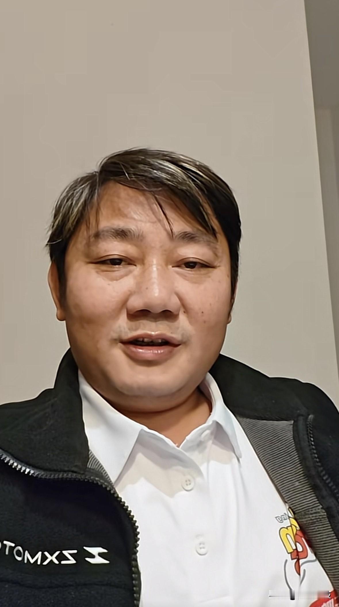张雪回应最近关于记者易军相关言论：希望有些博流量的营销号来过渡解读这件事。

张