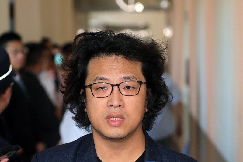 民进党“立委”沈伯洋今天凌晨6点30分与台北市议员参选人林亮君、颜若芳、林子扬、