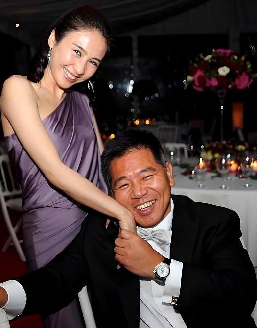 每次看黎姿现在一身高定、笑颜如花的女总裁近照，我总会想起2009年咖啡馆里那个满