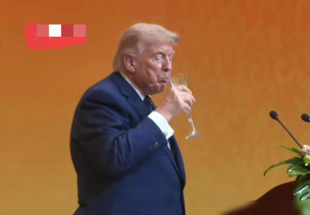 特朗普喝的这是什么酒？黄色的，啤酒？
前阵子刷到相关消息的时候我还挺惊讶的，毕竟