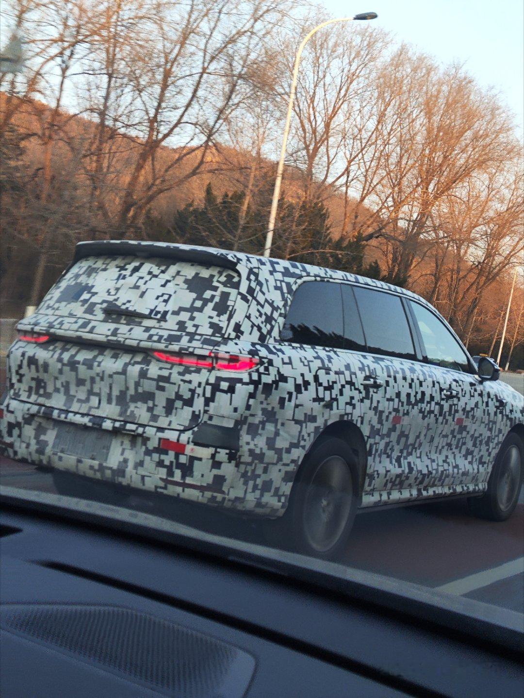 出来接闺女放学，竟然抓到WEY琥爵测试车，这回算是让我看得一清二楚。车这玩意，实