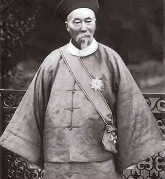 李鸿章不仅贪财，还卑鄙。
左宗棠收复新疆的时候，委托胡雪岩处理贷款事宜，李鸿章不