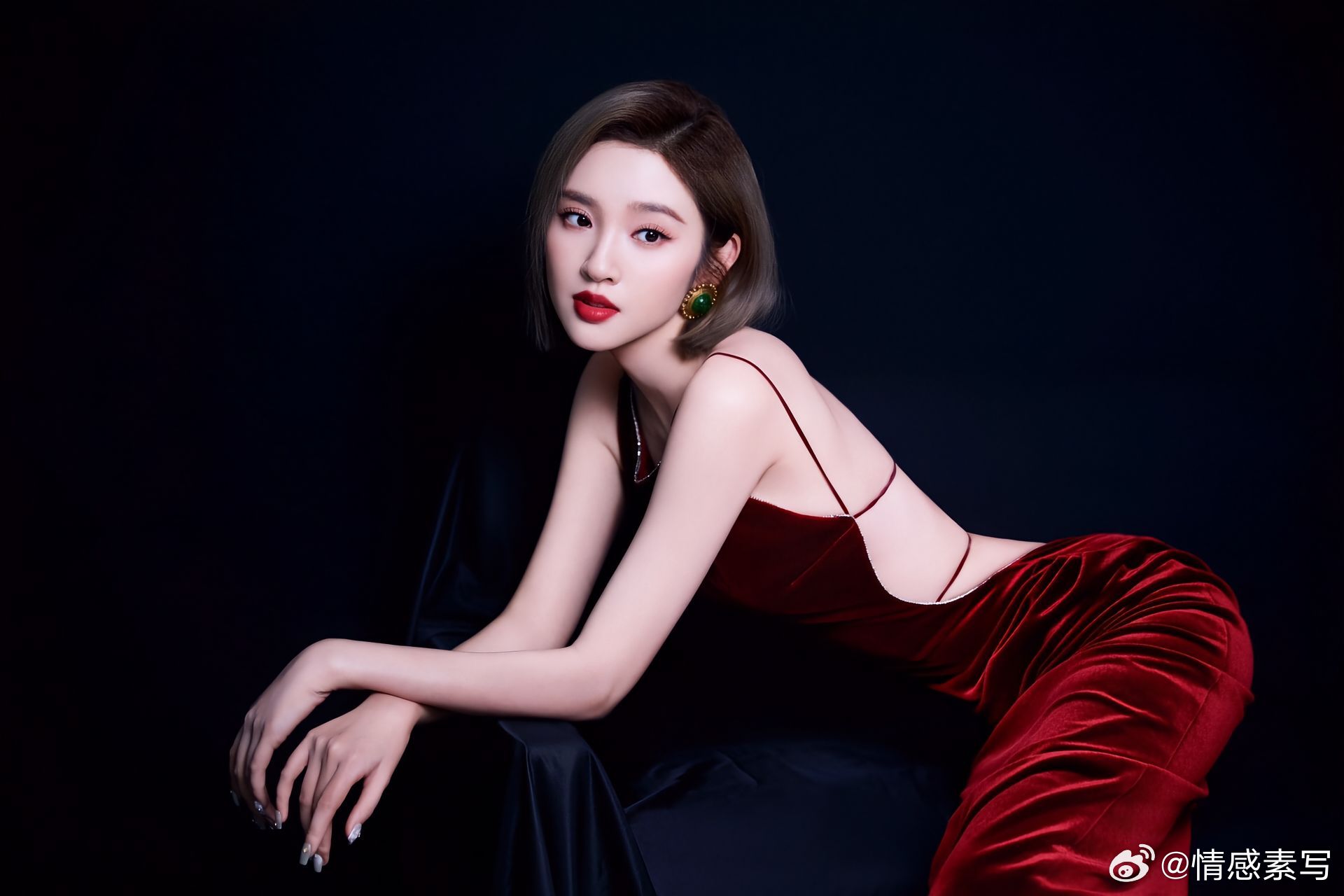 唐艺昕露背身材唐艺昕工作室晒出了一组她的最新活动造型图，身穿红丝绒露背裙，性感至