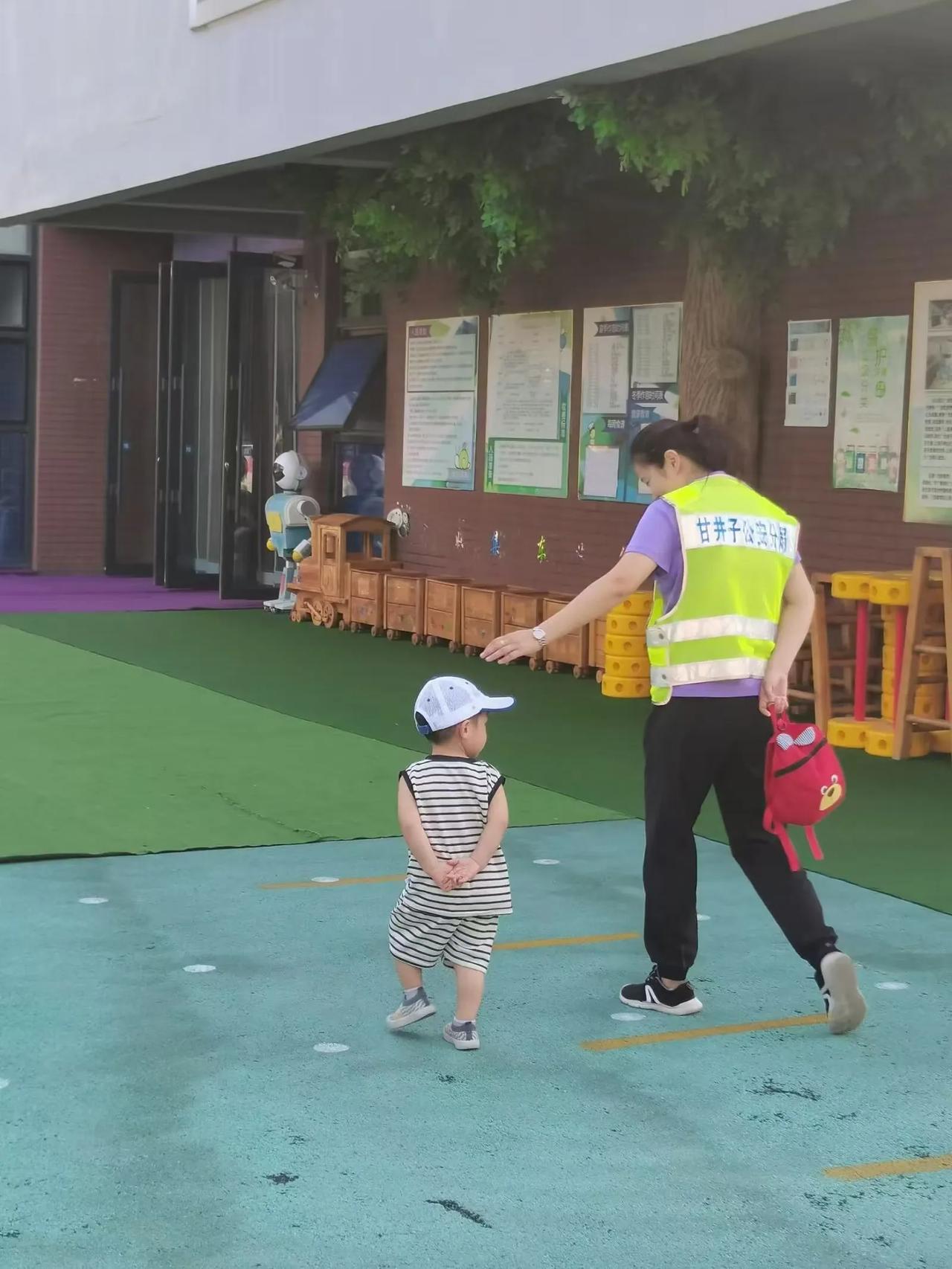 #长春一村小只有一名学生 当地回应#
是的，针对此事，当地政府工作人员回应：该村