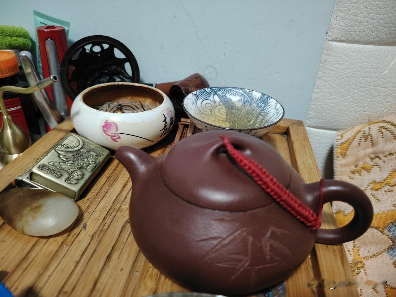 七律  不求满
 
浮生何必逐周全，心有清欢即是仙。
半盏粗茶消俗虑，一窗晴日伴