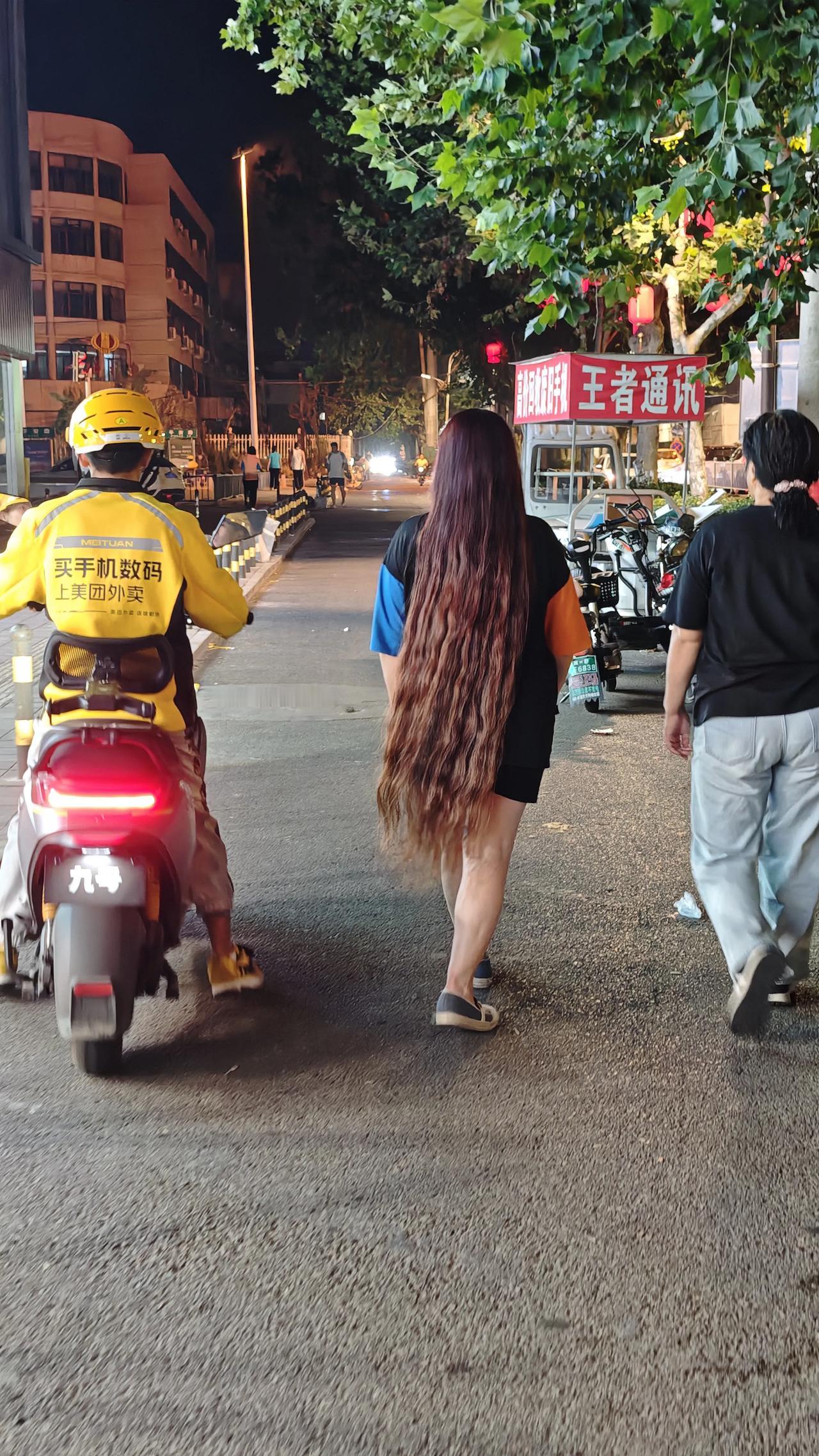 秋晚偶遇人间温柔

待我长发及腰，少年娶我可好？
青丝垂落及地，只剩晚风相邀。