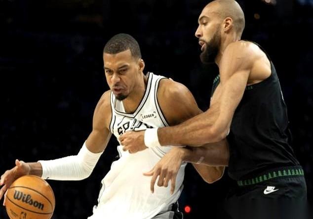 NBA西部半决赛，森林狼主场对马刺。
第二节，马刺状元文班亚马持球，哨声一响，他