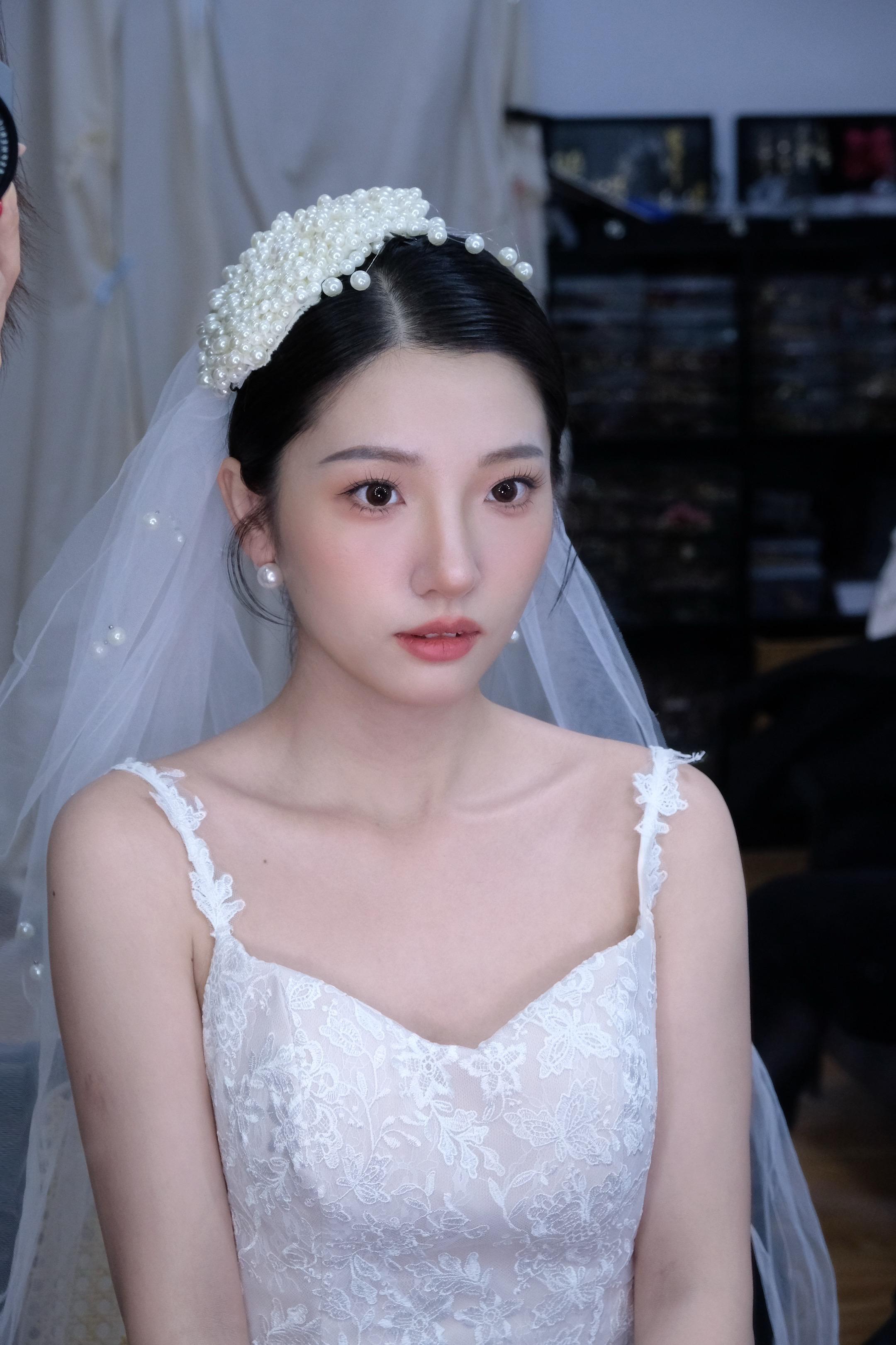 每个女孩的婚纱。