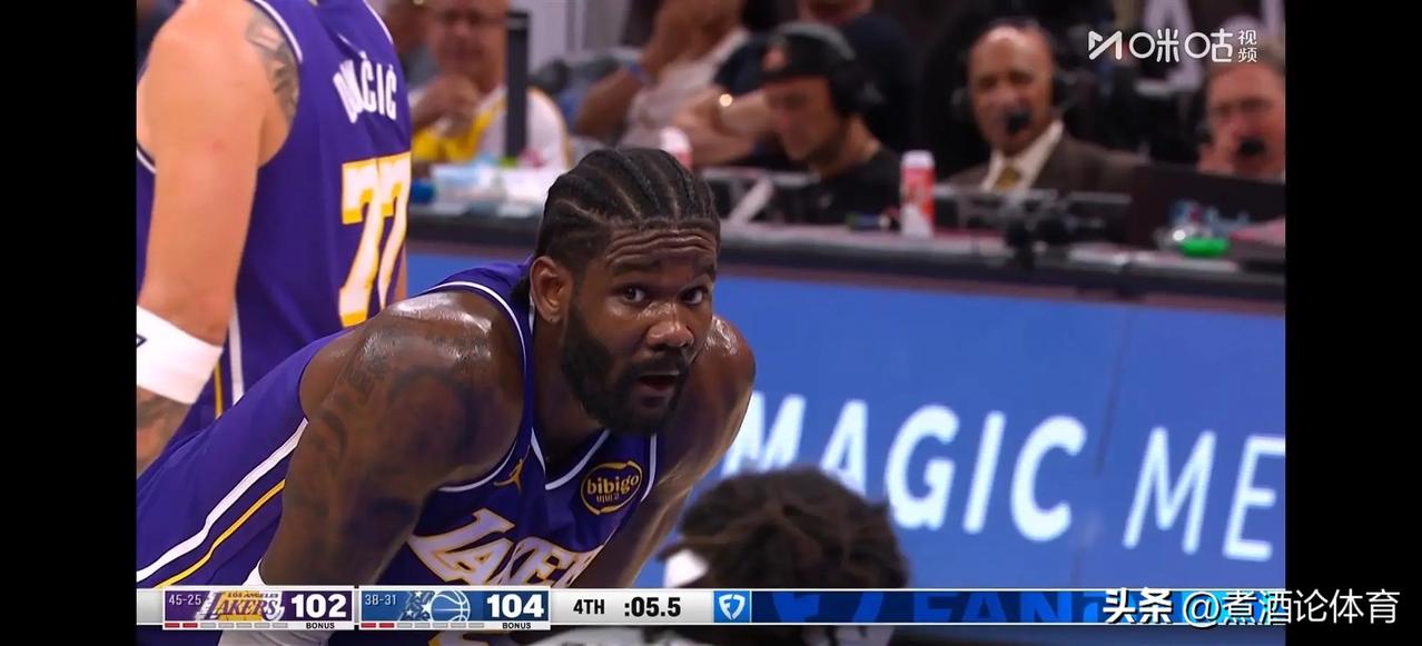 我仔细看了几遍录像回放，发现罚球之前还真给老詹使眼色了，只不过不太明显，老詹应该