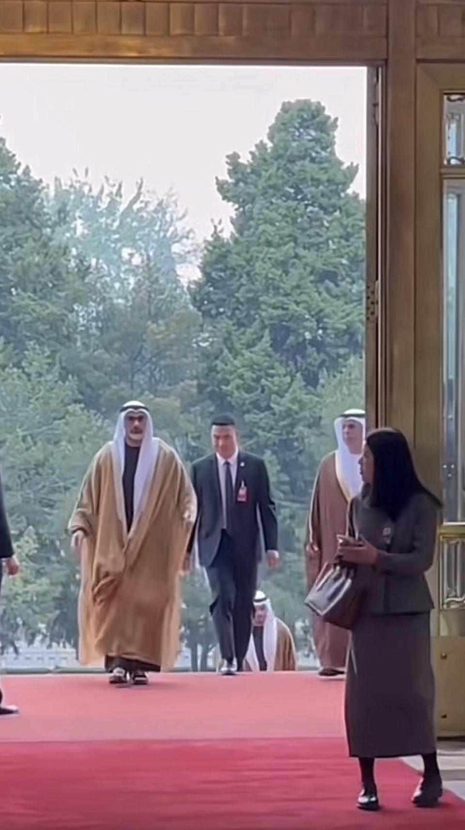 沙特王室成员在红毯上亮相，传统与现代的完美结合。