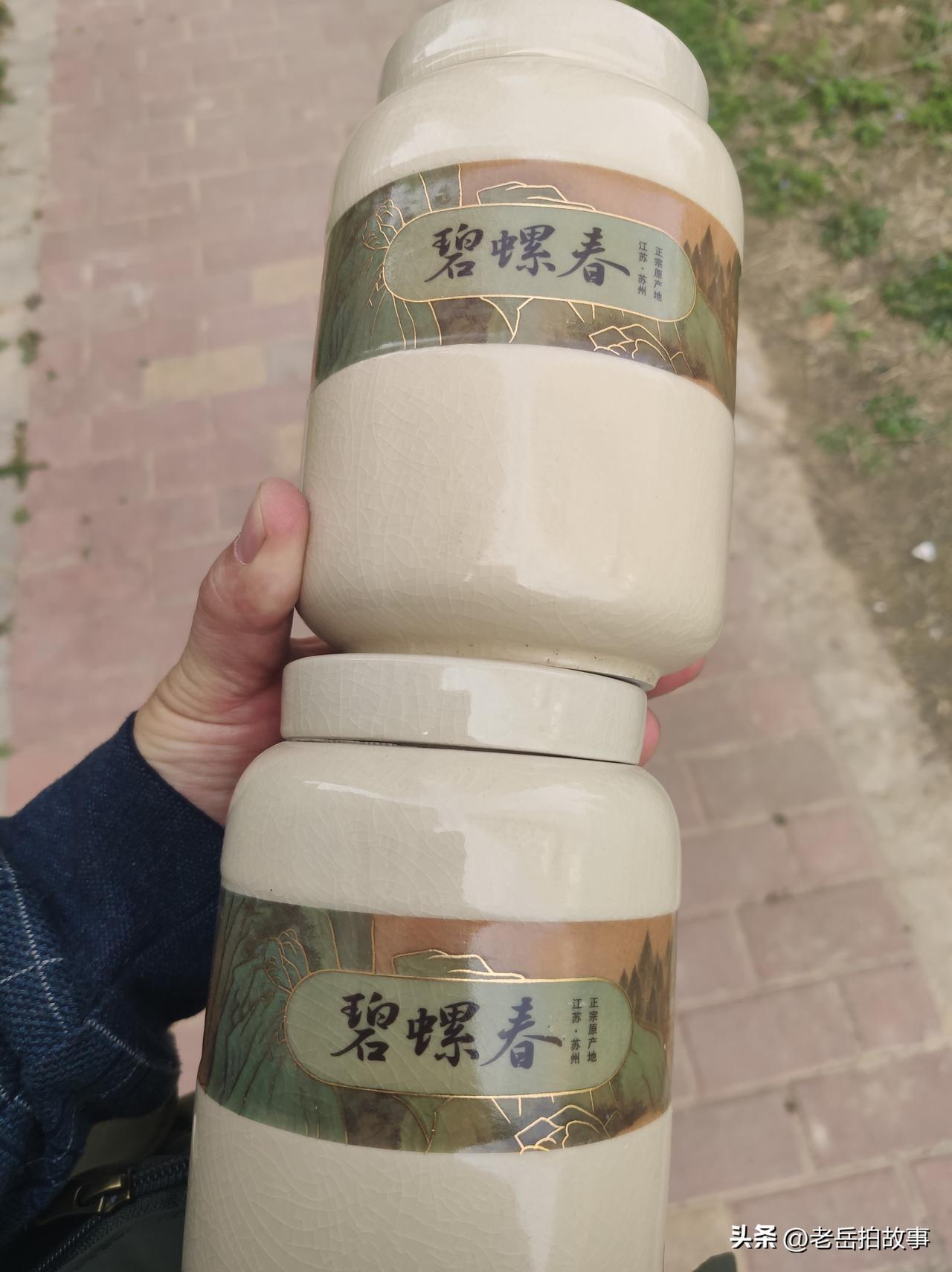 今天朋友送我两罐茶，想必味道不会差，喝的是情，品的是茗！有人喜欢论茶道，我随也喝