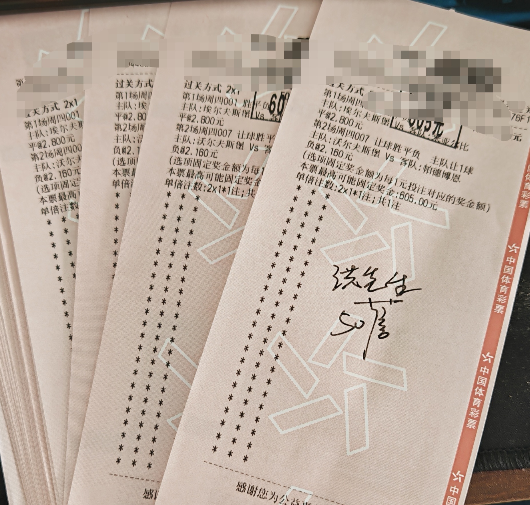 沃尔夫斯堡迎战帕德博恩，全场对决最终定格0-0平局。两队攻防节奏把控沉稳，中场拼