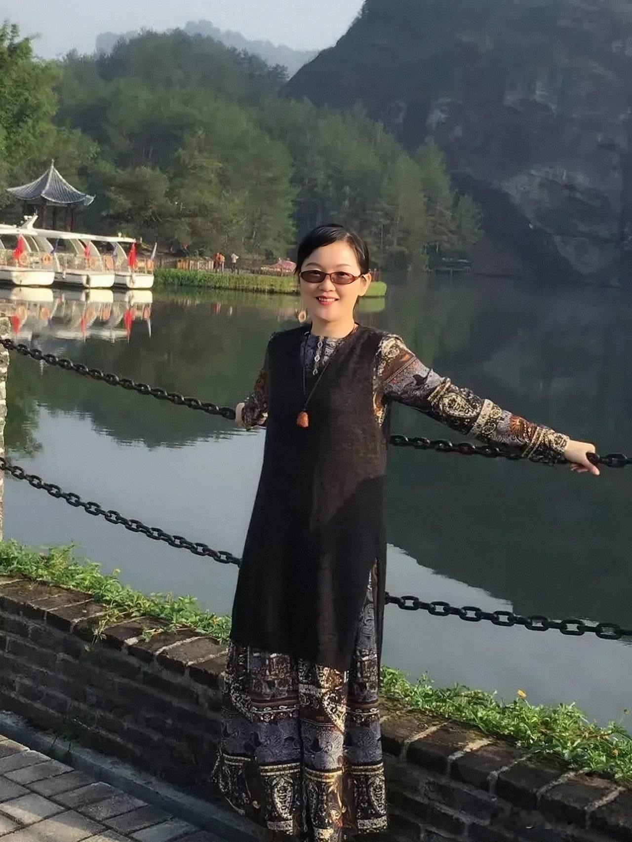 10几年前花了1000元多买了一条花色长袖连衣长裙，又花了500多元买了一件同色
