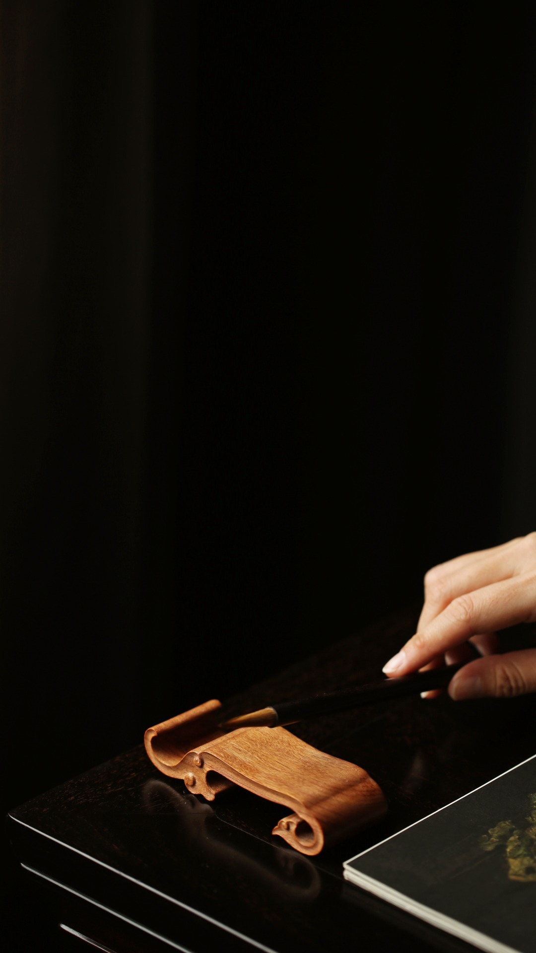 非洲酸枝 | 如意云纹 笔搁/手机支架非洲酸枝制，作书卷式如意云纹经过精心设计，