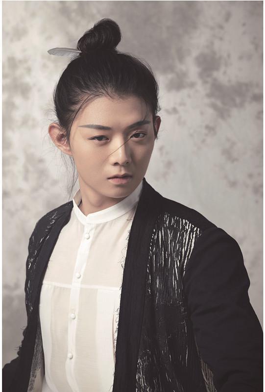 长相秀气的霍尊，他的爸爸火凤长相粗犷，妈妈长相一般般，普通长相的竟然能生出这么帅