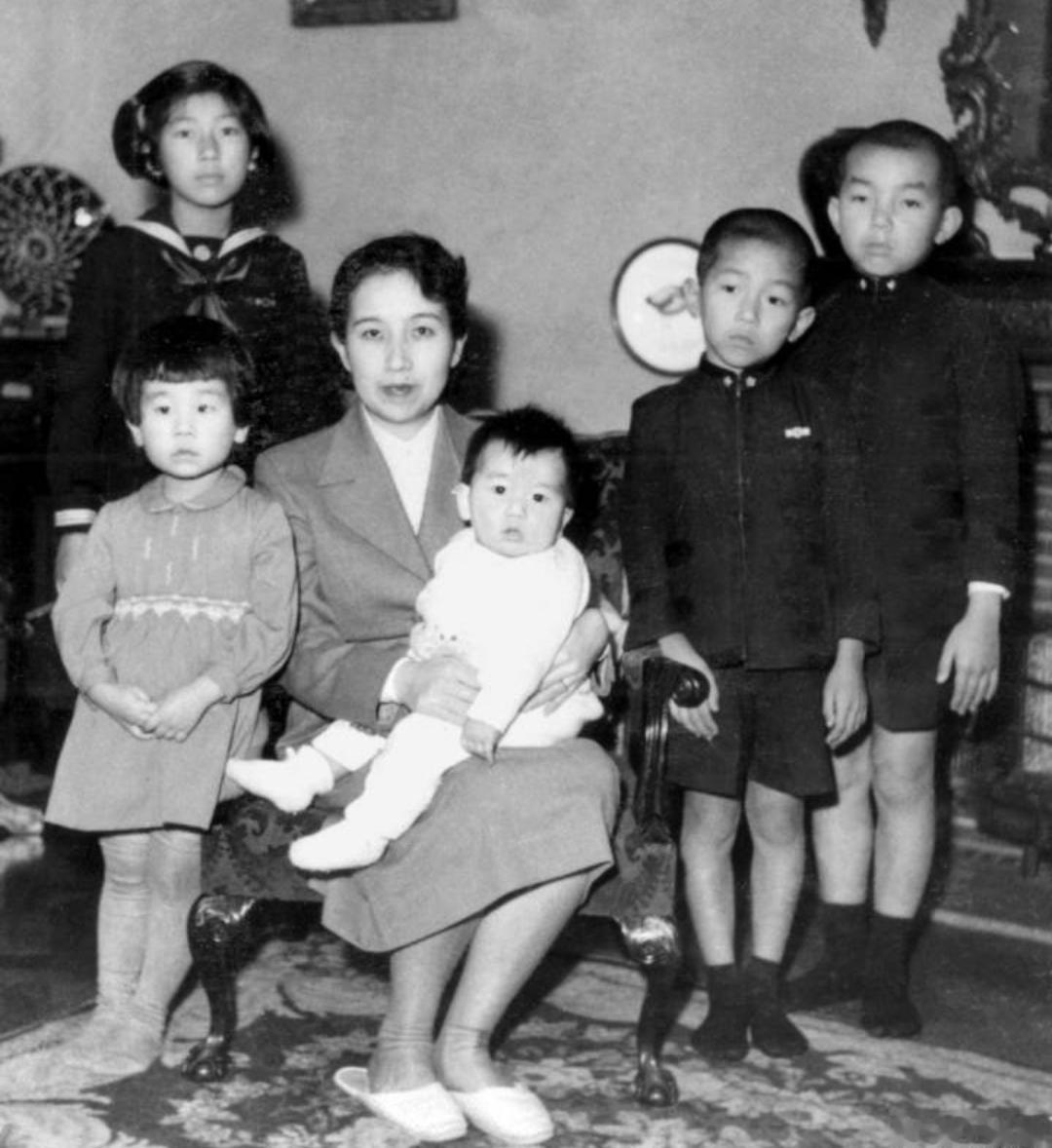 【来自投稿】日本皇室的三笠宫百合子妃（1923-2024）年轻时与她的五位孩子合