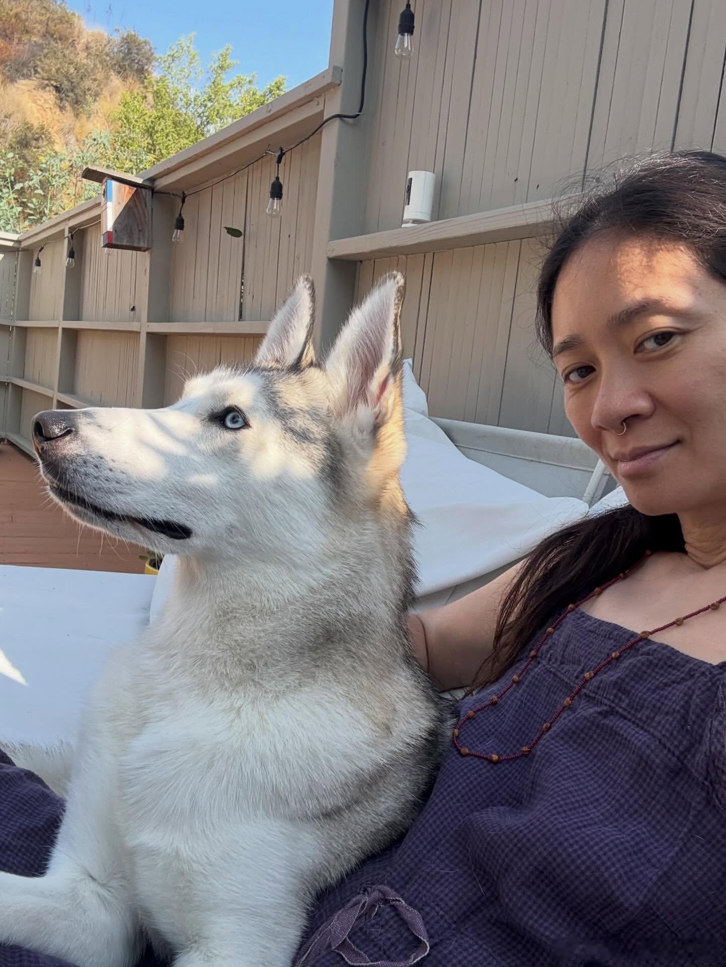 赵婷分享了一张她和她收养的小狗Foxy的合照 