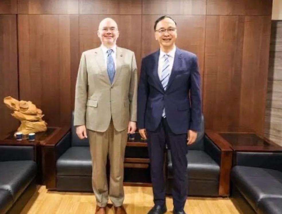 前脚郑丽文成功访问大陆，后脚国民党前主席朱立伦卸任国民党主席还不到半年，就两次与