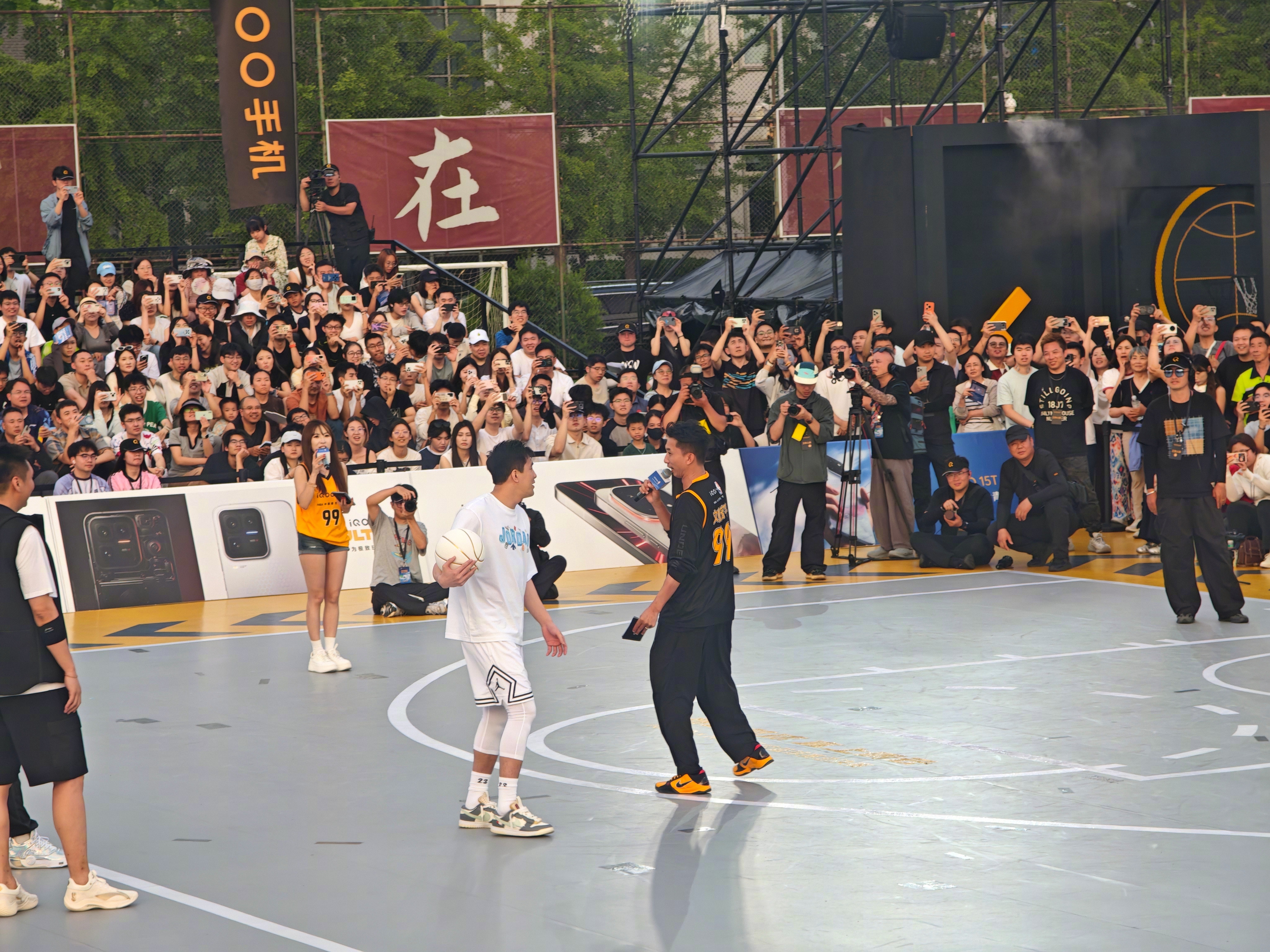 笑不活了！孙悦“伪装”大学生征战iQOO×NBA高校赛，丝滑运球直接上演降维打击