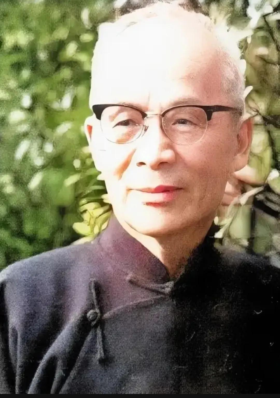 70年代，胡兰成晚年，留下了一张老照片，这张照片中，他头发已经花白，戴着眼镜，尽