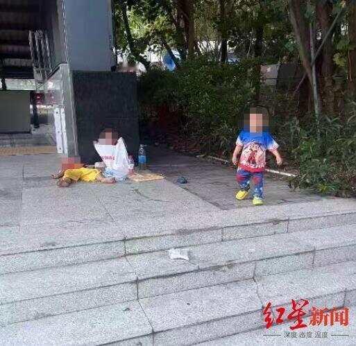 “太心酸了”深圳一地铁口有三个幼童逗留，无人看管。社区介入后发现，孩子的爷爷奶奶