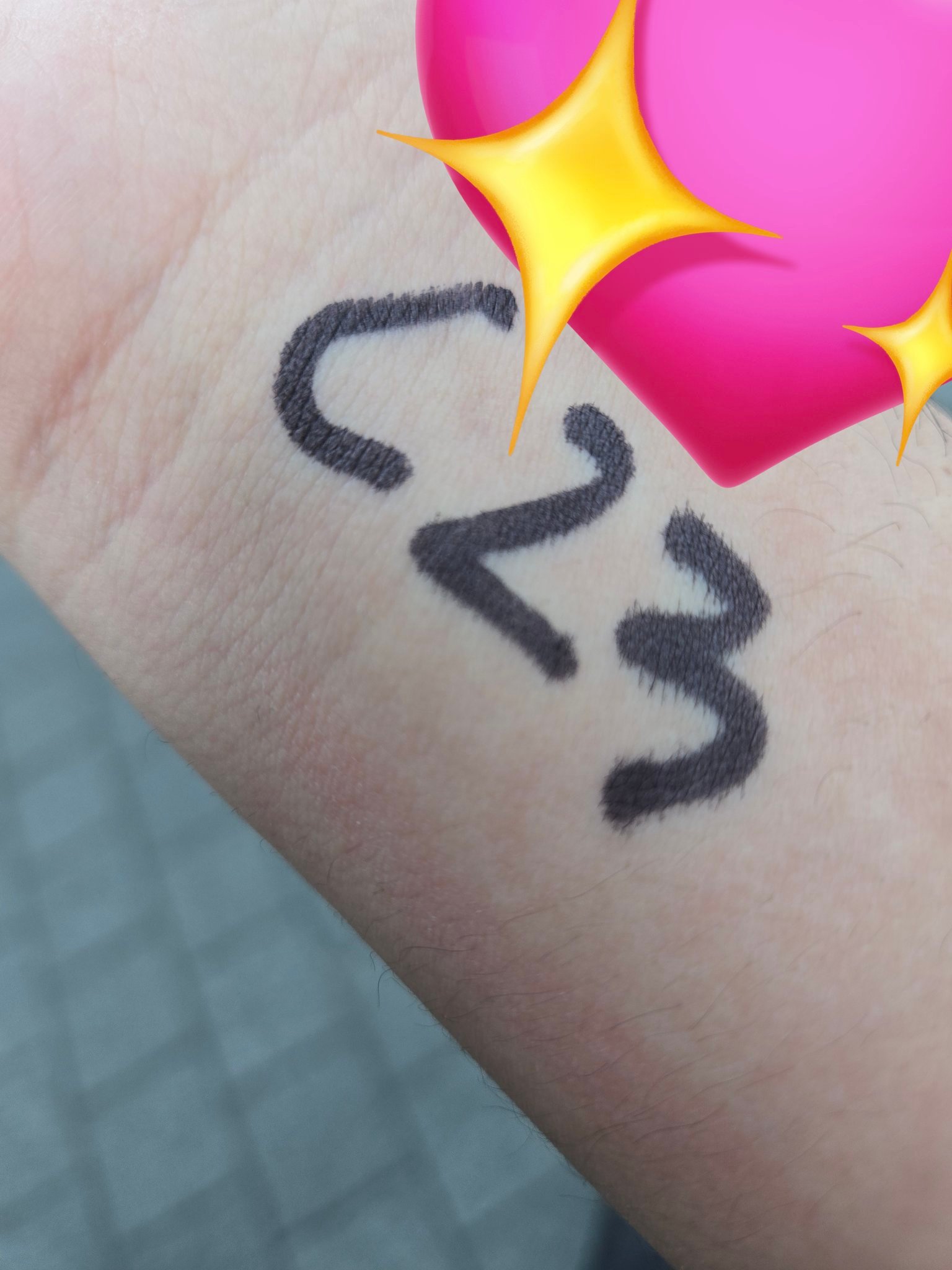 明天Wanna One在上岩举行重组活动，今天下午现场已经有人在排队了