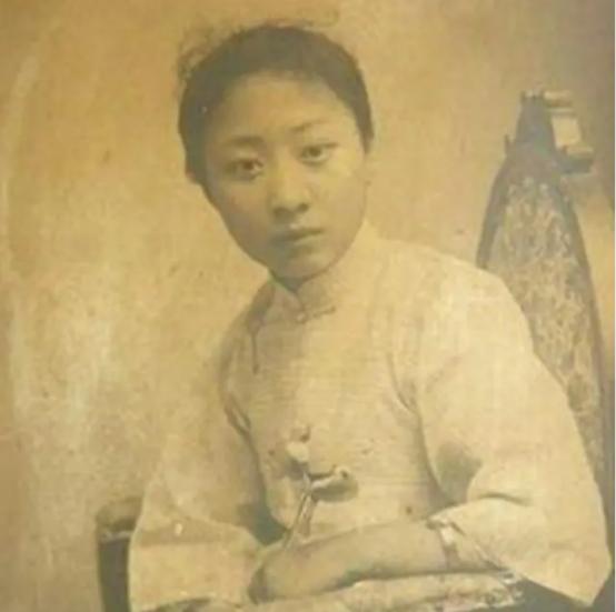 1922年，54岁的黄金荣如愿迎娶24岁的露兰春。新婚夜，黄金荣迫不及待地想要洞