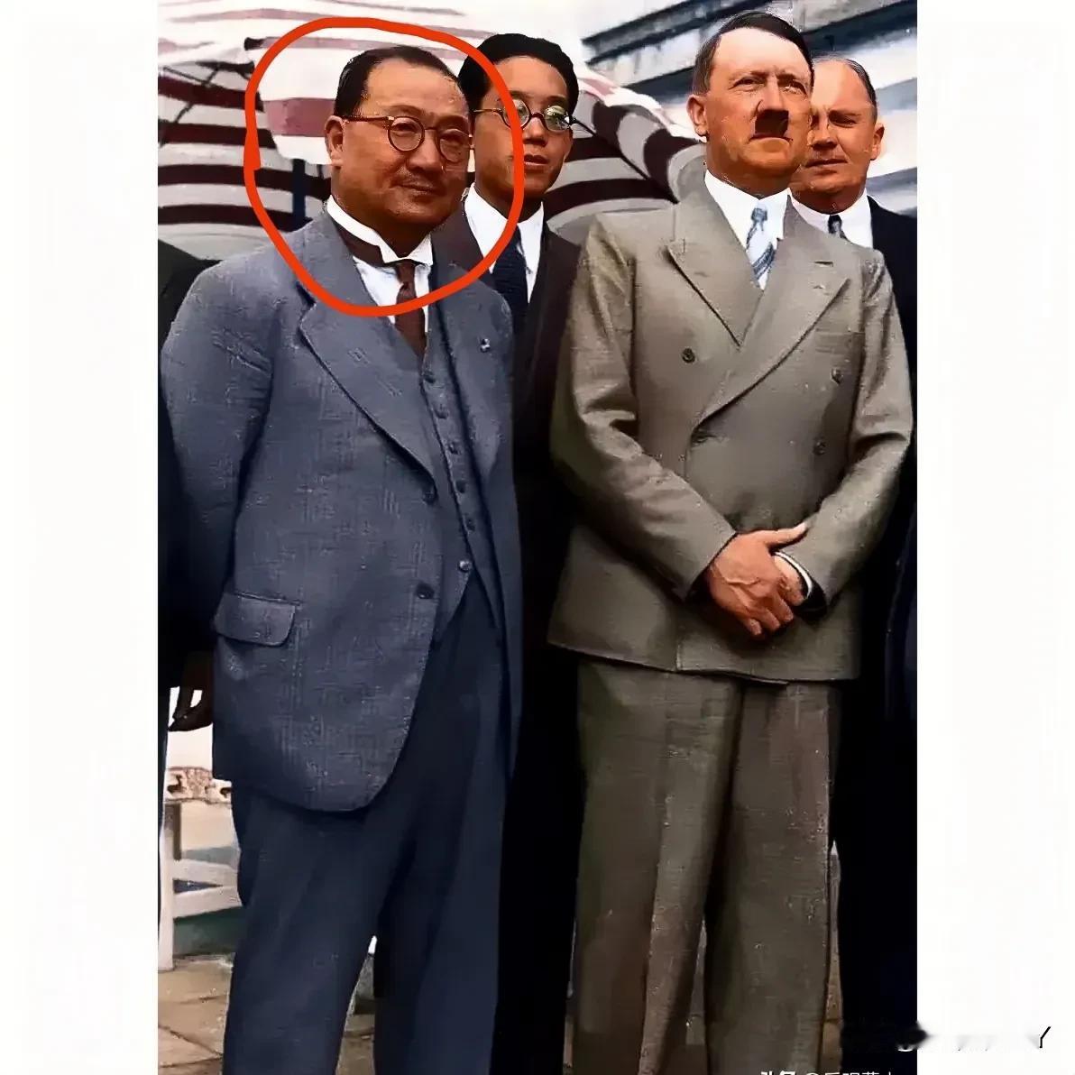 一张老照片，拍摄于1937年的德国，大家看看穿着西装戴着眼镜站在希特勒身旁的这是