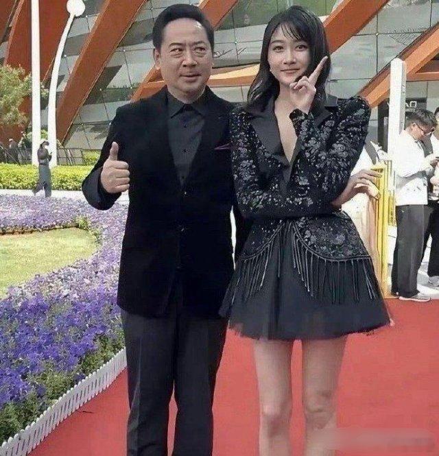 关晓彤估计这下头都大了，这是躲好还是不躲好啊 