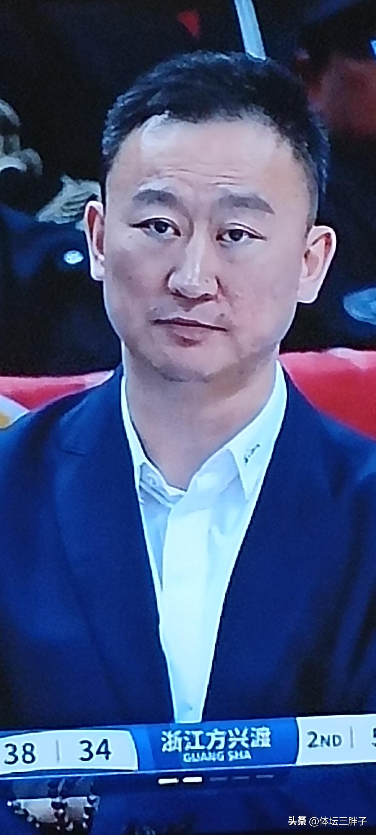 青岛男篮是一支奇怪的球队，说几实话，青岛男篮的球员配置绝对是联赛十名之外的，但是