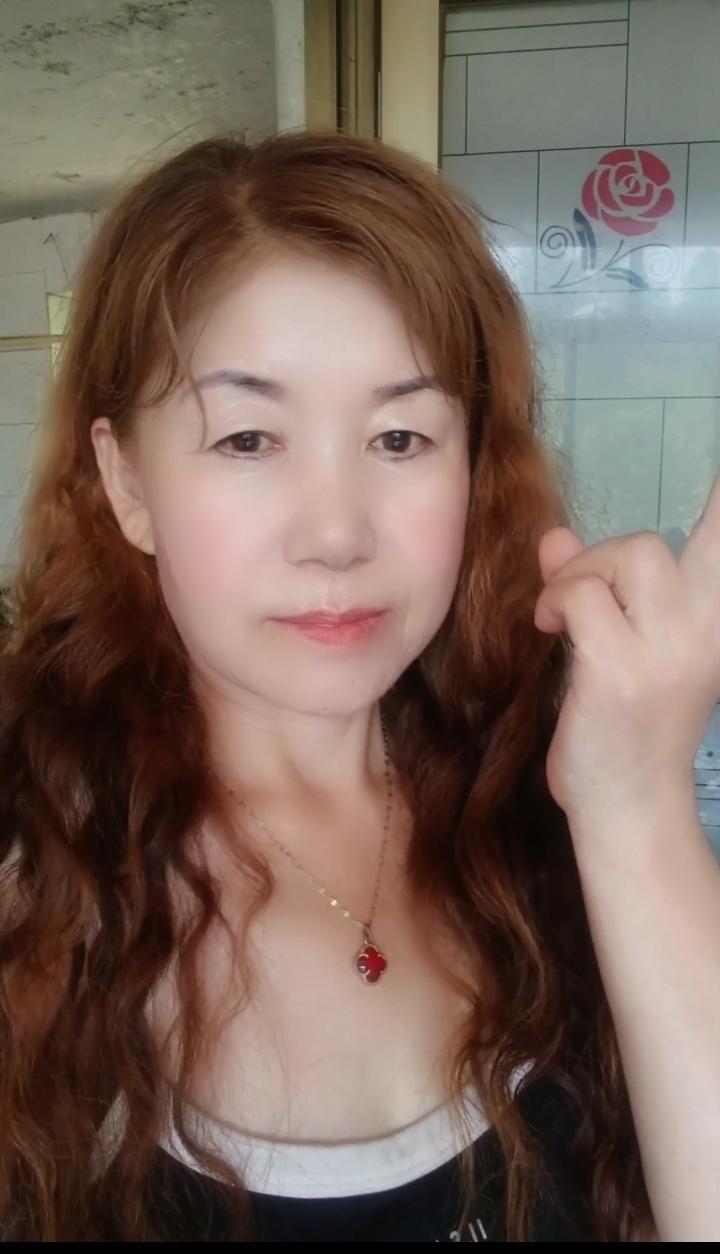 热热热
全国酷暑皆高温
路上行人热断魂
若问凉爽何处去
美女遥指北极村
[捂脸]