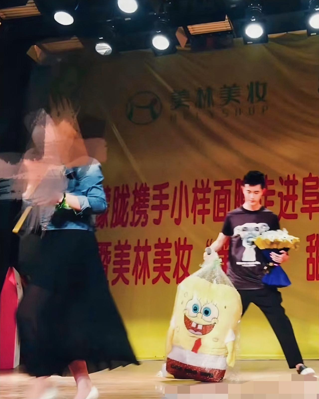 新疆阳光大男孩递来暖心传单，纸上一句我好想你戳中心底～停下脚步，和我们聊聊这份想