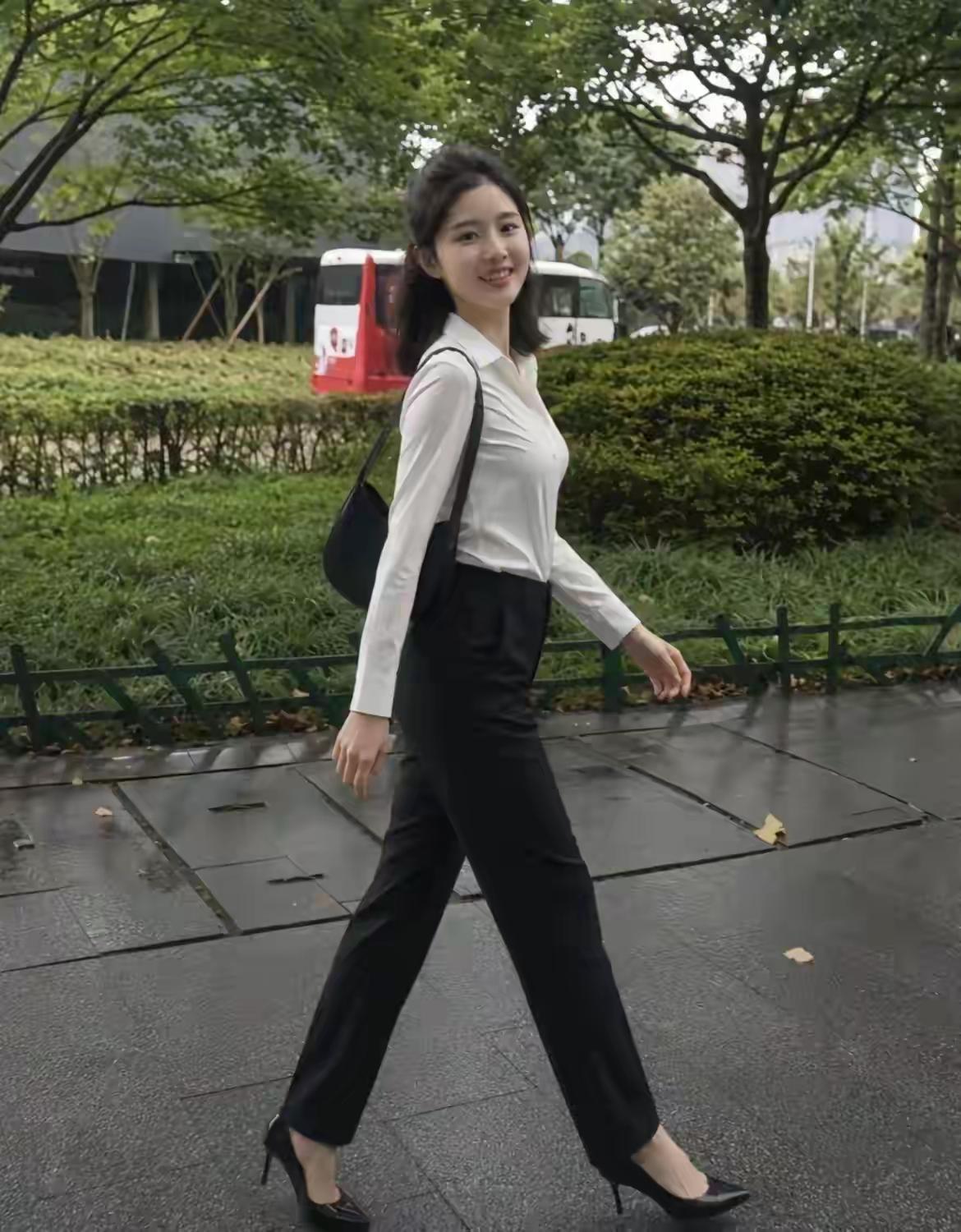 自然的美也是耐看顺看，赏心悦目的感觉，可天生自然的也是现如今最稀缺的资源！真正长