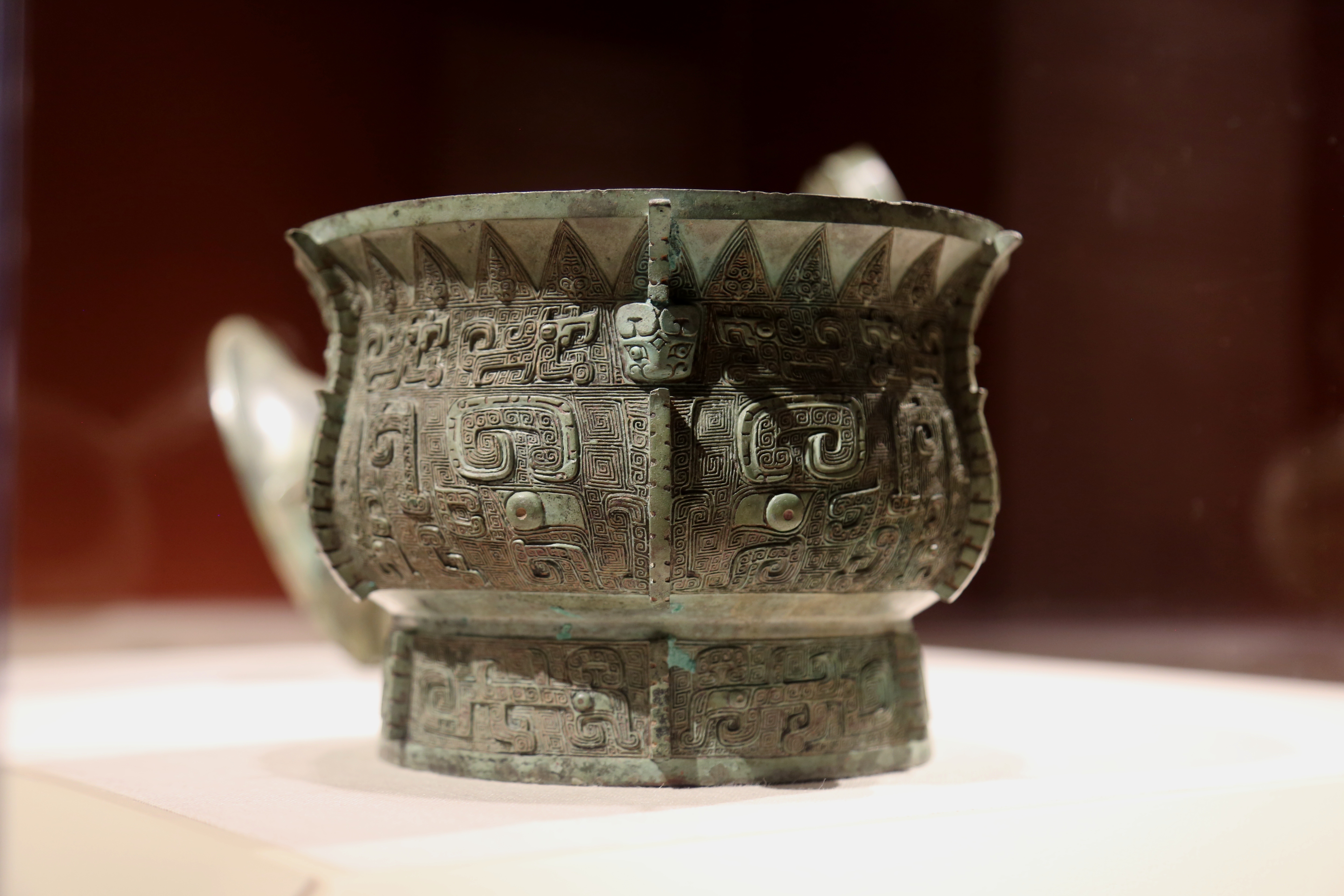 每天一件青铜器 美国Freer美术馆藏商晚期兽面纹簋. 图2是2023年在Fre