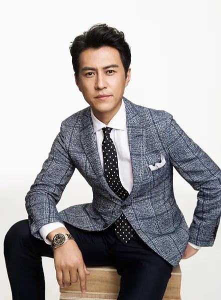 演员，蒋欣说，我和靳东拍戏的时候，我的经纪人还有我们宣传的小姑娘爱死他了，喜欢靳