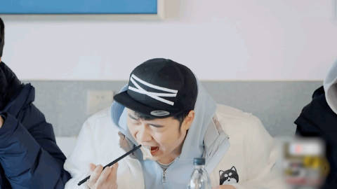 陈赫下次还想让我吃什么 陈赫晒在五哈吃的怪东西 陈赫晒在五哈吃的怪东西 