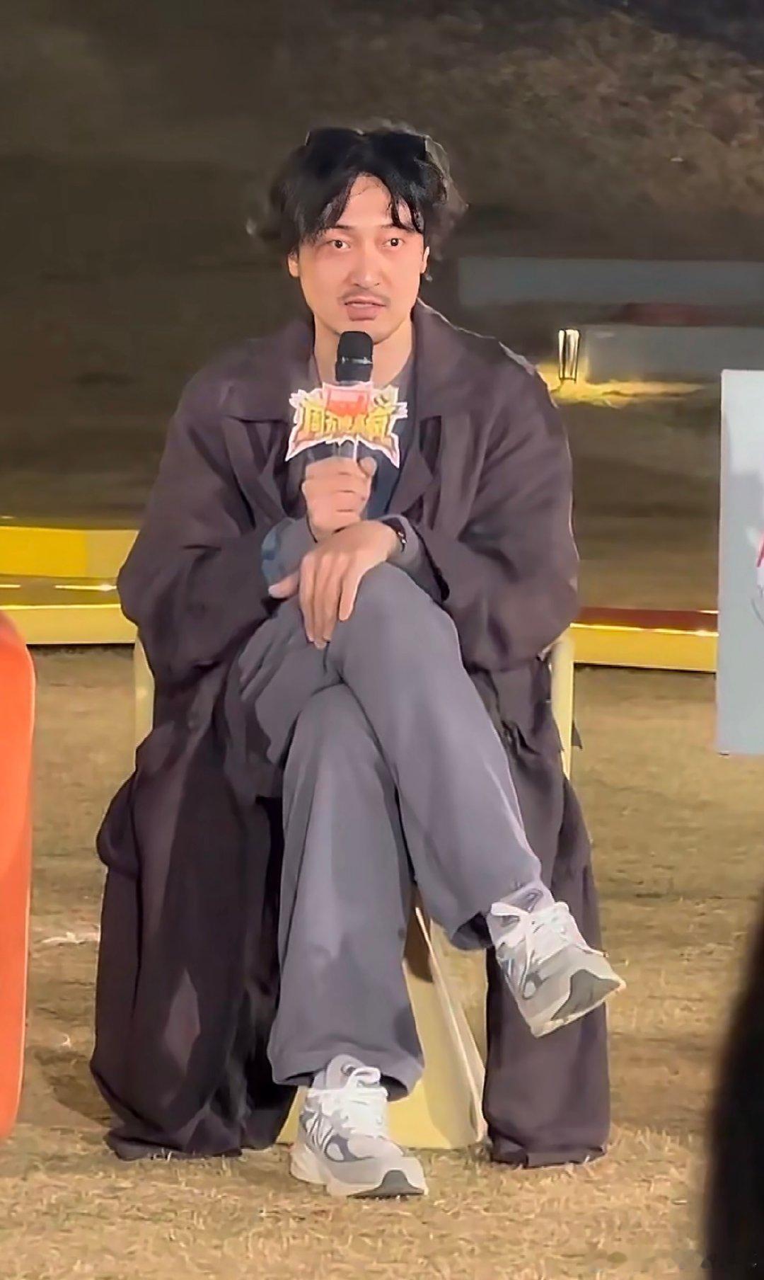 周冬雨说王传君唱跳专业的 印象里是内敛温柔、爱帮人的王传君，这次被周冬雨认证唱跳