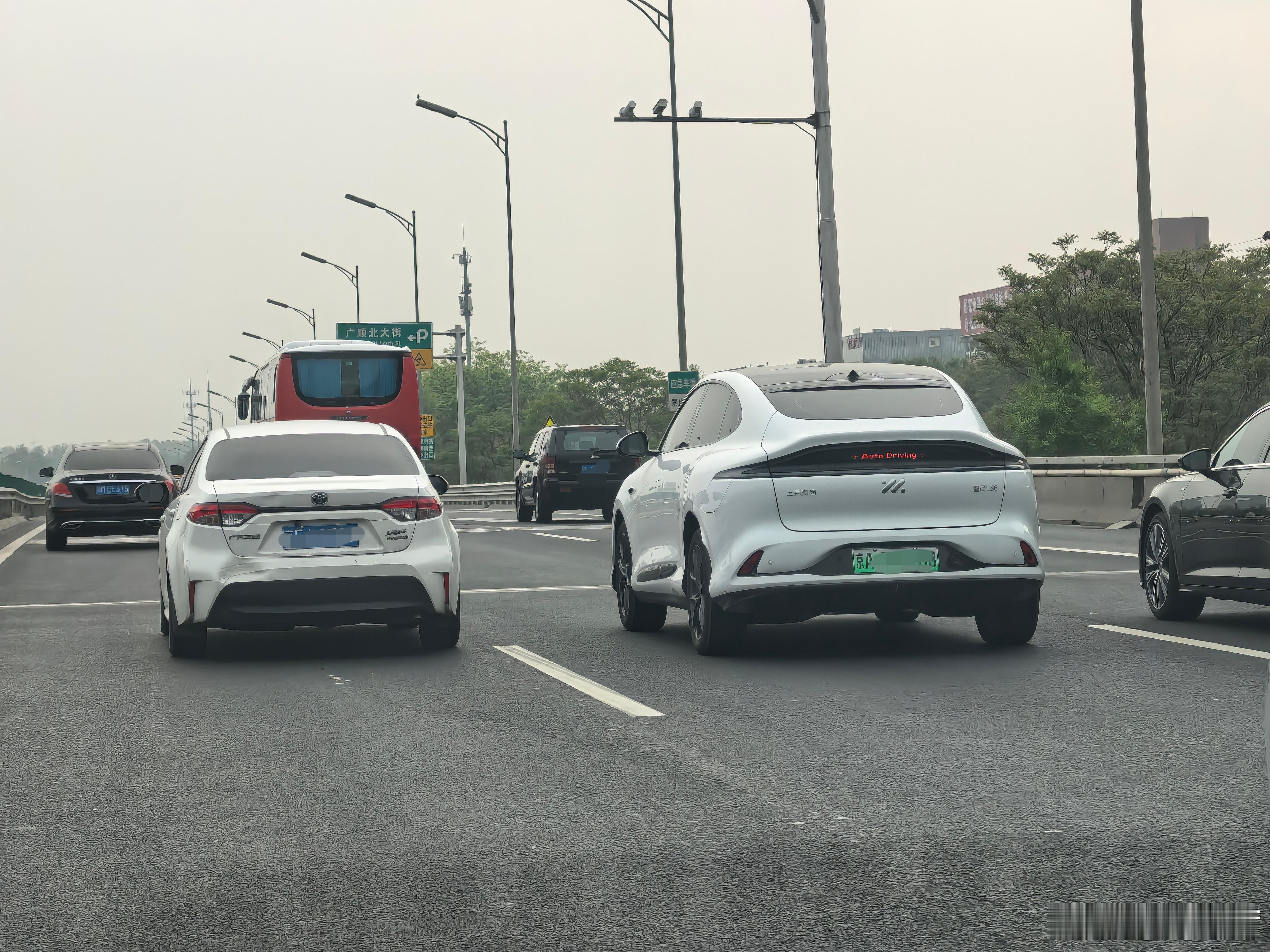 这种尾灯上显示数字、图案、话语的功能是不是形式大意义？核心价值还是时尚感吧？大v