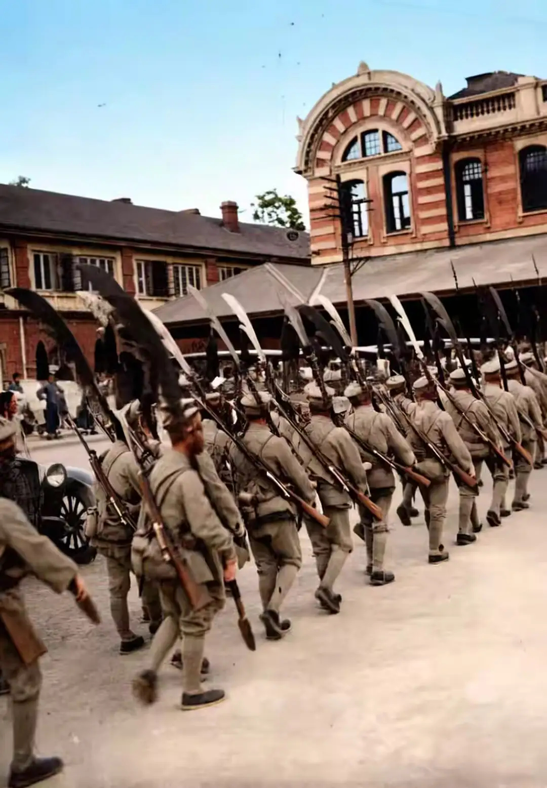 1930年中原大战期间，东北军士兵列队扛着大刀，进入北京城的镜头 