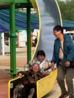 治愈了！视频中两位大姐带着8旬老母玩耍，一会滑滑梯一会跳蹦床，老人享受其中始终乐